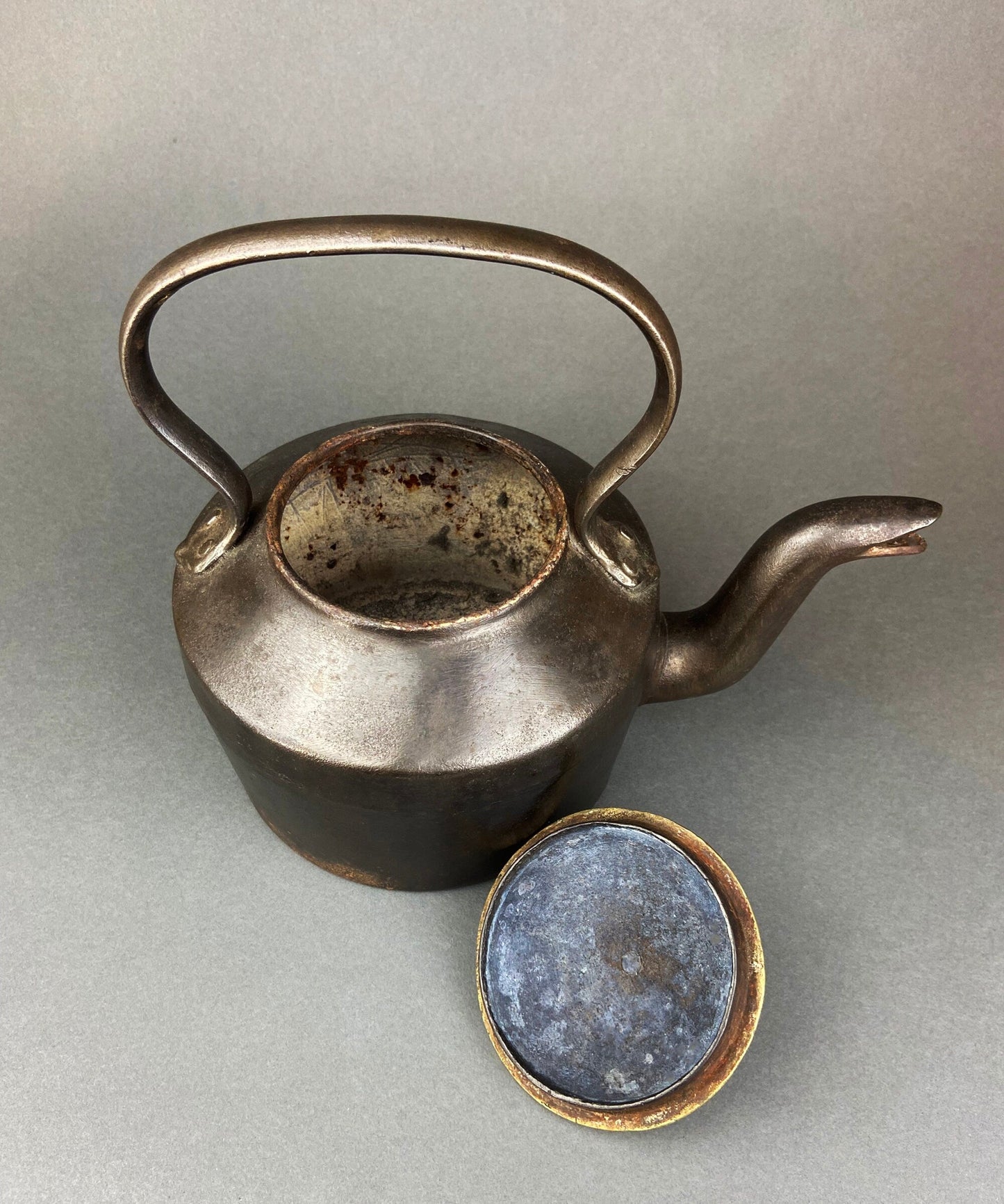Antique Iron Kettle with Brass Cover.  Old English, Heavy Kettle.  No 1, J&J Siddons, Westbromwich, 4 pints.