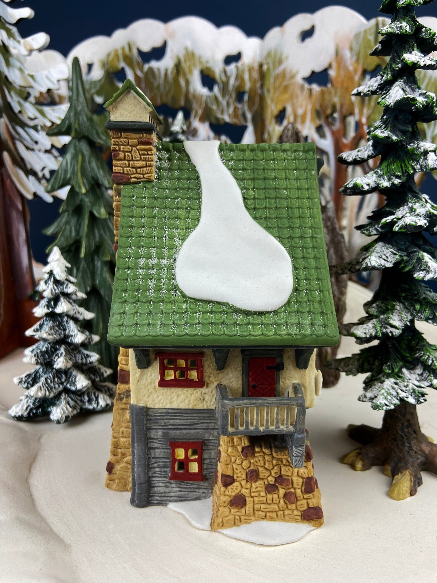 Dept. 56. Elves Bunkhouse.  Illuminated Christmas Village Porcelain House. North Pole Series. Holiday Decor.
