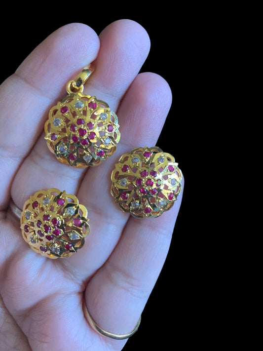 Gold plated silver pendant in fresh water pearls ( SHIPS IN 5 WEEKS )