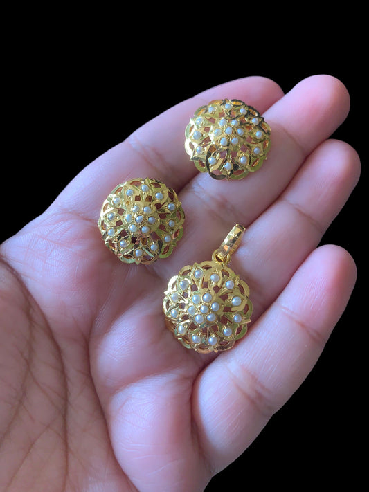 Gold plated silver pendant in fresh water pearls ( SHIPS IN 5 WEEKS  )